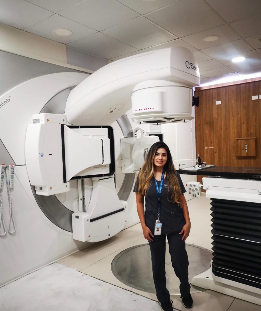 Bárbara Jara Puchi en su rol de tecnóloga médica