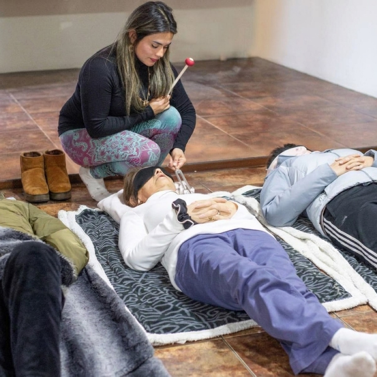 Bárbara trabajando con diapasones en una sesión grupal