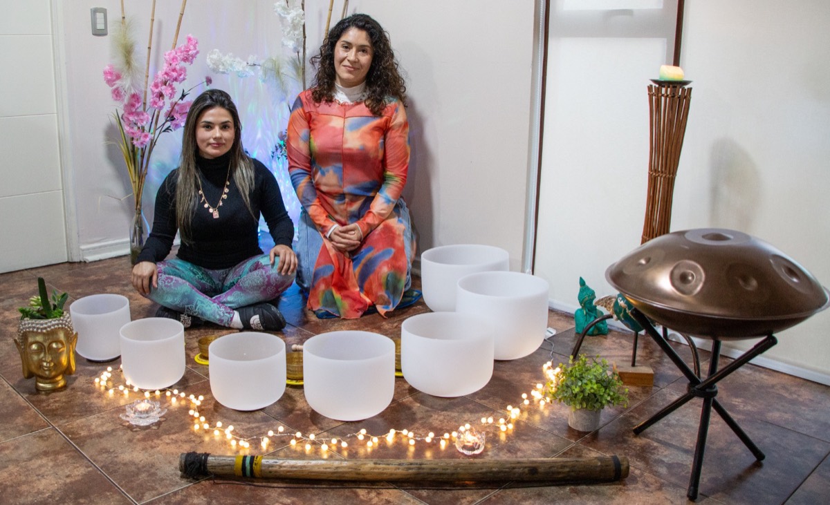 Las dos facilitadoras junto a los cuencos y el handpan