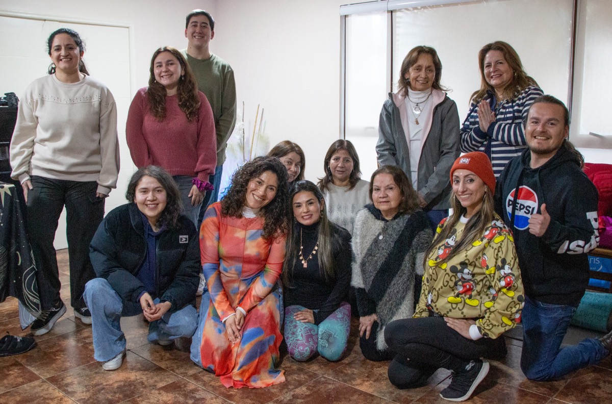 Grupo de participantes al cierre de un círculo de sonido